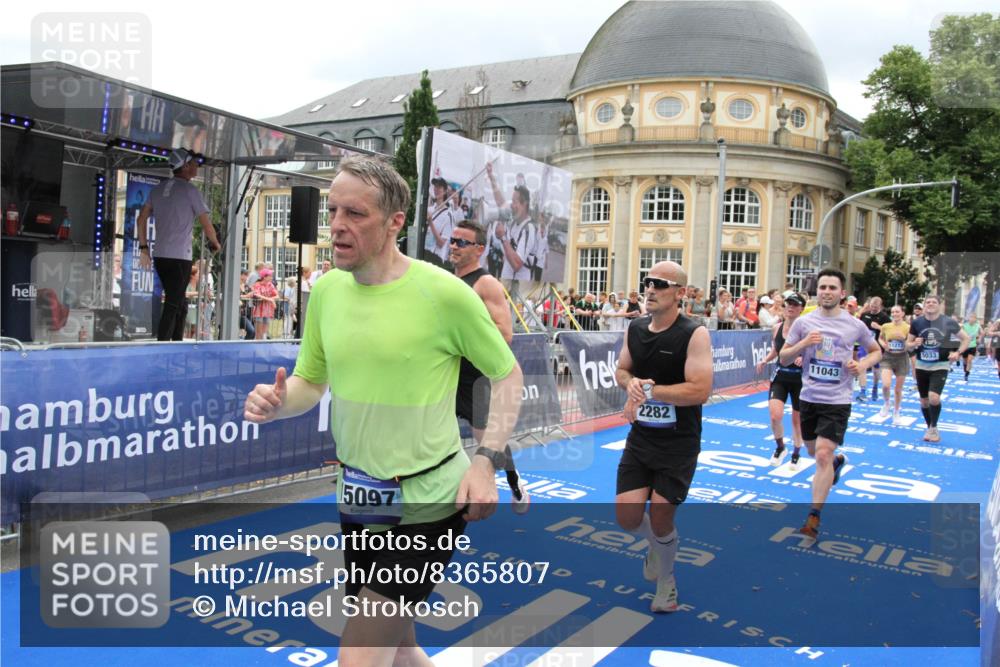 29.06.2025 - hella hamburg halbmarathon Michael Strokosch http://msf.ph/oto/8365807 29.06.2025 10:57:02 Ziel 1485, 2282, 2759, 4299, 5033, 8669, 11043, 11143, 11212, 11638, 14678, 15097, 16470, 16620, 18719, 19091 meine-sportfotos.de