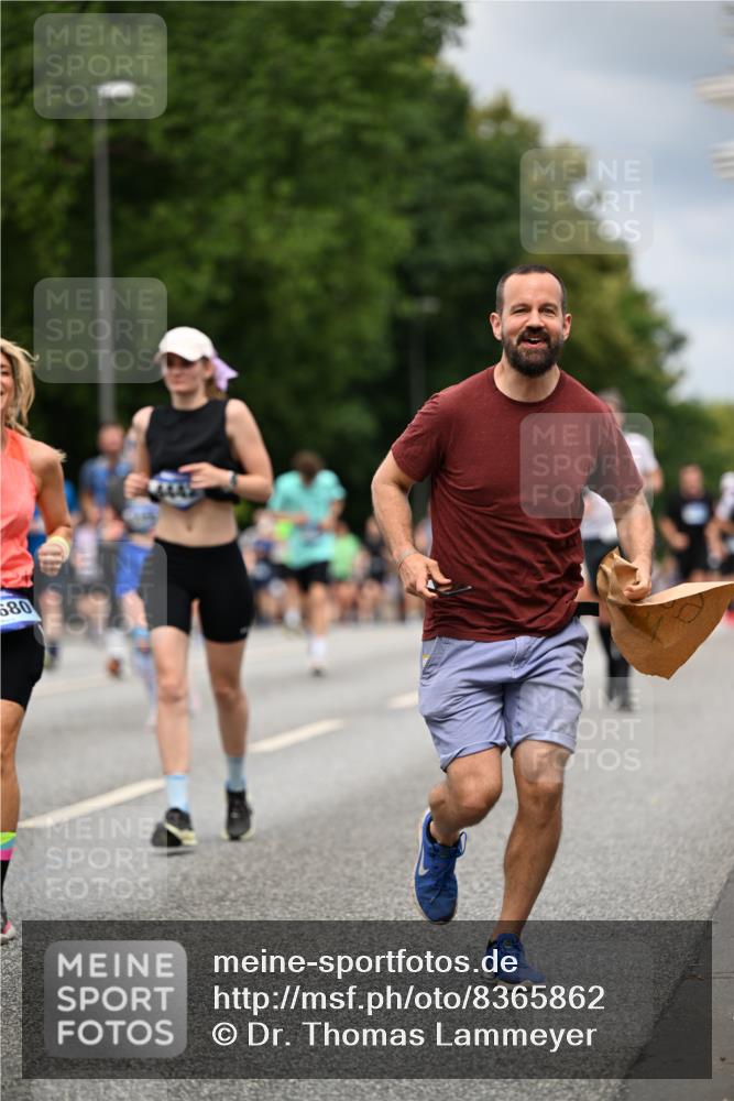 29.06.2025 - hella hamburg halbmarathon Dr. Thomas Lammeyer http://msf.ph/oto/8365862 29.06.2025 10:41:45 Kennedybrücke 1276, 1337, 1339, 1799, 1819, 2016, 2031, 2104, 2199, 2272, 2480, 2853, 4347, 4442, 4618, 4762, 5146, 5522, 5523, 5640, 5940, 6243, 6584, 6821, 6955, 7085, 7124, 7321, 7544, 8499, 8758, 8811, 8843, 8985, 9054, 9055, 9288, 10159, 10476, 10798, 10836, 10919 meine-sportfotos.de