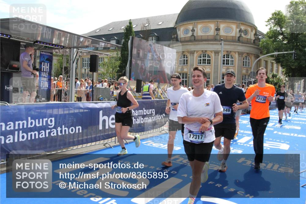 29.06.2025 - hella hamburg halbmarathon Michael Strokosch http://msf.ph/oto/8365895 29.06.2025 11:31:31 Ziel 1237, 1799, 2349, 3848, 5223, 6228, 8149, 9750, 10800, 12136, 13316, 13464, 13747, 14451, 15044, 16143, 17317, 17932, 18743 meine-sportfotos.de
