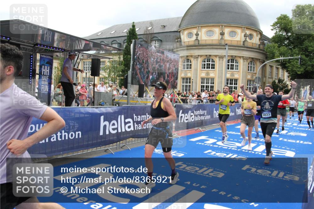 29.06.2025 - hella hamburg halbmarathon Michael Strokosch http://msf.ph/oto/8365921 29.06.2025 10:57:03 Ziel 1485, 2282, 2759, 4299, 5033, 8669, 11043, 11143, 11212, 11638, 14678, 15097, 16470, 16620, 16909, 18719, 19091 meine-sportfotos.de