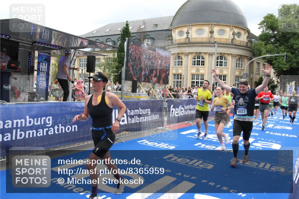 29.06.2025 - hella hamburg halbmarathon Michael Strokosch http://msf.ph/oto/8365959 29.06.2025 10:57:04 Ziel 1485, 2282, 2759, 4299, 5033, 8669, 11043, 11143, 11212, 11638, 13691, 14408, 14678, 15097, 16470, 16909, 18719, 19091 meine-sportfotos.de