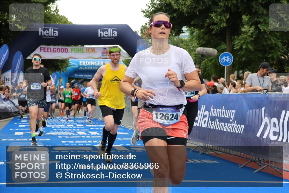 29.06.2025 - hella hamburg halbmarathon Strokosch-Dieckow http://msf.ph/oto/8365966 29.06.2025 10:50:26 Ziel 3414, 4127, 4247, 5447, 6282, 6795, 7397, 8153, 8576, 8899, 11214, 11455, 12035, 12624, 13812, 14034, 14626, 15803, 16806, 17179, 17247, 17319, 18394 meine-sportfotos.de