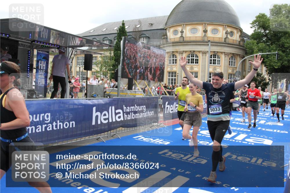 29.06.2025 - hella hamburg halbmarathon Michael Strokosch http://msf.ph/oto/8366024 29.06.2025 10:57:04 Ziel 1485, 2282, 2759, 4299, 5033, 8669, 11043, 11143, 11212, 11638, 13691, 14408, 14678, 15097, 16470, 16909, 18719, 19091 meine-sportfotos.de