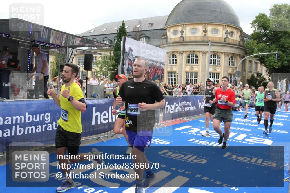 29.06.2025 - hella hamburg halbmarathon Michael Strokosch http://msf.ph/oto/8366070 29.06.2025 10:57:05 Ziel 1485, 4299, 5033, 8669, 11043, 11143, 11212, 11638, 13691, 14408, 14588, 14678, 16470, 16909, 17617, 18719, 19091 meine-sportfotos.de
