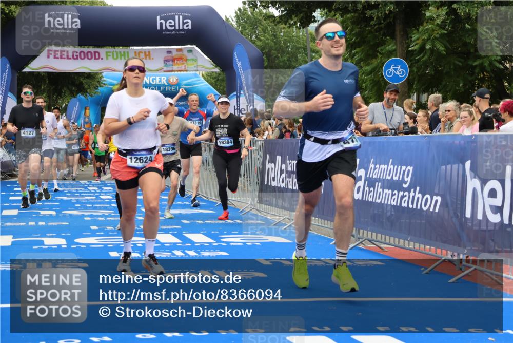 29.06.2025 - hella hamburg halbmarathon Strokosch-Dieckow http://msf.ph/oto/8366094 29.06.2025 10:50:25 Ziel 3414, 4127, 4247, 5447, 6282, 6795, 7397, 8153, 8899, 11455, 12035, 12624, 12949, 13812, 14034, 14626, 16242, 16806, 17247, 17319, 18394 meine-sportfotos.de