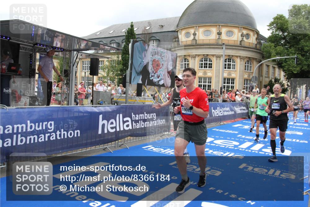 29.06.2025 - hella hamburg halbmarathon Michael Strokosch http://msf.ph/oto/8366184 29.06.2025 10:57:06 Ziel 1485, 4261, 4299, 5033, 8669, 11143, 11212, 11638, 13691, 14408, 14588, 14678, 16470, 16909, 17617, 18208, 18719, 19091 meine-sportfotos.de