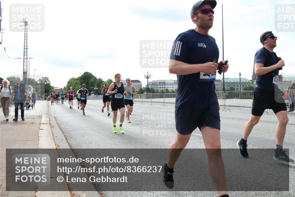 29.06.2025 - hella hamburg halbmarathon Lena Gebhardt http://msf.ph/oto/8366237 29.06.2025 10:14:32 Lombardsbrücke 1890, 1224, 63, 1194, 1406, 1728, 1890, 2046, 2494, 2990, 3020, 3154, 3454, 3691, 3756, 3834, 3939, 4032, 5191, 5670, 5981, 6028, 6083, 6089, 6287, 6366, 6935, 7209, 7442, 7802, 7840, 7991, 8001, 8055, 8057, 8147, 8409, 8755, 8892, 9173, 9556, 9663, 9709, 9845, 9886, 10224, 10391, 10610, 12467, 12938, 13237, 13285, 13788, 14488, 15840, 16126, 18236, 18239 meine-sportfotos.de