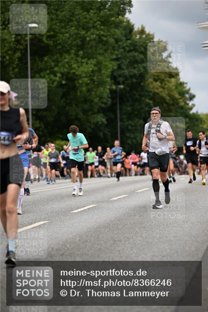 29.06.2025 - hella hamburg halbmarathon Dr. Thomas Lammeyer http://msf.ph/oto/8366246 29.06.2025 10:41:46 Kennedybrücke 1276, 1337, 1339, 1799, 1819, 2016, 2031, 2104, 2199, 2272, 2480, 2853, 4347, 4442, 4618, 4762, 5146, 5522, 5523, 5640, 5940, 6243, 6584, 6821, 6955, 7085, 7124, 7321, 7544, 8499, 8758, 8811, 8843, 8985, 9054, 9288, 10159, 10476, 10798, 10836, 10919 meine-sportfotos.de