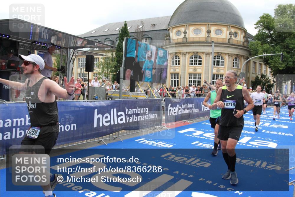 29.06.2025 - hella hamburg halbmarathon Michael Strokosch http://msf.ph/oto/8366286 29.06.2025 10:57:07 Ziel 1485, 4261, 4299, 8669, 11143, 11212, 11638, 13691, 14408, 14588, 16470, 16909, 17617, 18208, 18719, 19091 meine-sportfotos.de