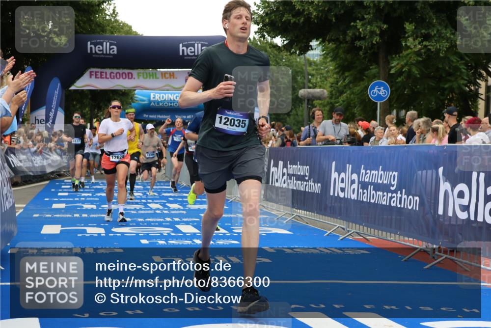 29.06.2025 - hella hamburg halbmarathon Strokosch-Dieckow http://msf.ph/oto/8366300 29.06.2025 10:50:24 Ziel 3414, 4127, 4247, 4933, 5447, 6795, 8153, 8899, 11455, 12035, 12624, 12949, 13609, 14034, 14626, 16000, 16242, 17319, 18394 meine-sportfotos.de