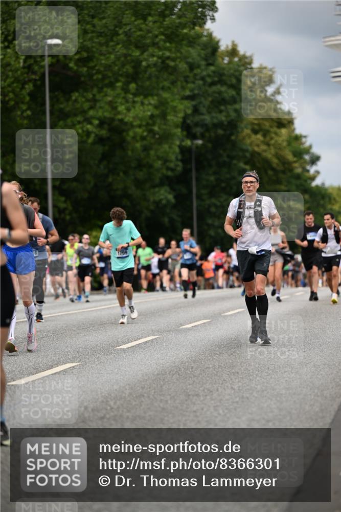 29.06.2025 - hella hamburg halbmarathon Dr. Thomas Lammeyer http://msf.ph/oto/8366301 29.06.2025 10:41:47 Kennedybrücke 1276, 1337, 1339, 1799, 1819, 2016, 2031, 2104, 2199, 2272, 2480, 2853, 4347, 4442, 4618, 4762, 5146, 5522, 5523, 5640, 5940, 6243, 6584, 6821, 6955, 7085, 7124, 7321, 7544, 8499, 8758, 8811, 8843, 8985, 9288, 10159, 10476, 10836, 10919 meine-sportfotos.de