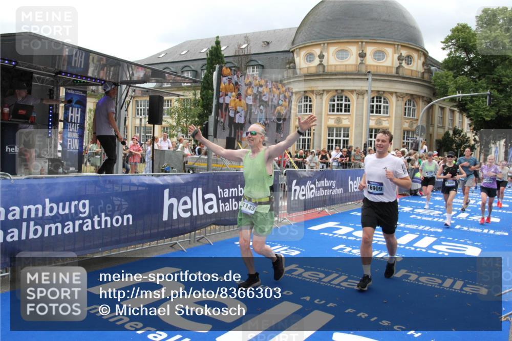 29.06.2025 - hella hamburg halbmarathon Michael Strokosch http://msf.ph/oto/8366303 29.06.2025 10:57:09 Ziel 1485, 4261, 4299, 11143, 13691, 14139, 14408, 14588, 15726, 16909, 17617, 18208, 18719, 19091 meine-sportfotos.de