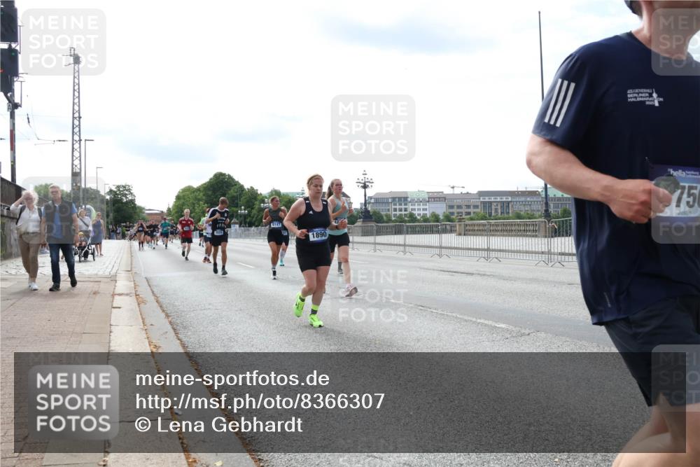 29.06.2025 - hella hamburg halbmarathon Lena Gebhardt http://msf.ph/oto/8366307 29.06.2025 10:14:32 Lombardsbrücke 3020, 8147, 1890, 750, 1194, 1406, 1728, 1890, 2046, 2494, 2990, 3020, 3154, 3454, 3691, 3756, 3834, 3939, 4032, 5191, 5670, 5981, 6028, 6083, 6089, 6287, 6366, 6935, 7209, 7442, 7802, 7840, 7991, 8001, 8055, 8057, 8147, 8409, 8755, 8892, 9173, 9556, 9663, 9709, 9845, 9886, 10224, 10391, 10610, 12467, 12938, 13237, 13285, 13788, 14488, 15840, 16126, 18236, 18239 meine-sportfotos.de
