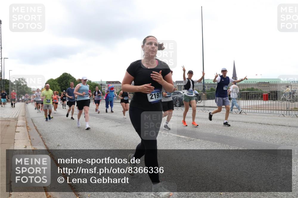 29.06.2025 - hella hamburg halbmarathon Lena Gebhardt http://msf.ph/oto/8366336 29.06.2025 10:48:36 Lombardsbrücke 2475, 909, 7532, 2197, 6693, 16669, 1793, 1142, 1157, 1167, 1584, 1645, 2037, 2195, 2418, 2437, 2438, 2475, 2627, 2650, 2716, 2756, 2792, 2909, 2958, 3224, 3320, 3504, 3661, 3679, 3933, 4588, 5010, 5585, 5781, 5952, 6143, 7062, 7203, 7532, 7947, 7948, 8461, 8521, 8719, 8760, 8948, 9552, 9775, 9787, 9921, 10059, 10145, 10204, 10366, 10524, 10654, 10656, 11364, 11365, 11742, 13814, 13845, 15715, 16498, 16499, 16701 meine-sportfotos.de
