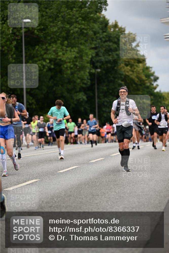 29.06.2025 - hella hamburg halbmarathon Dr. Thomas Lammeyer http://msf.ph/oto/8366337 29.06.2025 10:41:47 Kennedybrücke 1276, 1337, 1339, 1799, 1819, 2016, 2031, 2104, 2199, 2272, 2480, 2853, 4347, 4442, 4618, 4762, 5146, 5522, 5523, 5640, 5940, 6243, 6584, 6821, 6955, 7085, 7124, 7321, 7544, 8499, 8758, 8811, 8843, 8985, 9288, 10159, 10476, 10836, 10919 meine-sportfotos.de