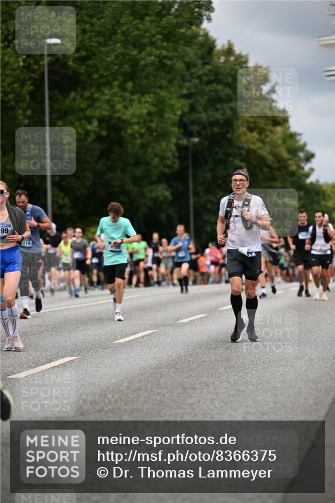 29.06.2025 - hella hamburg halbmarathon Dr. Thomas Lammeyer http://msf.ph/oto/8366375 29.06.2025 10:41:47 Kennedybrücke 1276, 1337, 1339, 1799, 1819, 2016, 2031, 2104, 2199, 2272, 2480, 2853, 4347, 4442, 4618, 4762, 5146, 5522, 5523, 5640, 5940, 6243, 6584, 6821, 6955, 7085, 7124, 7321, 7544, 8499, 8758, 8811, 8843, 8985, 9288, 10159, 10476, 10836, 10919 meine-sportfotos.de
