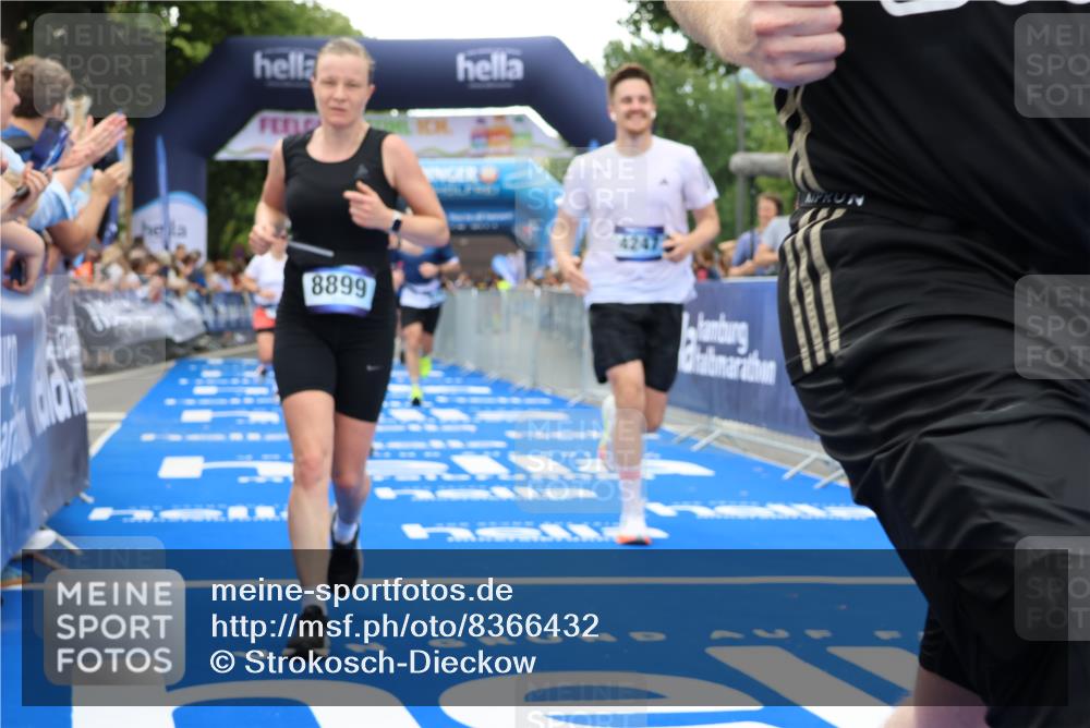 29.06.2025 - hella hamburg halbmarathon Strokosch-Dieckow http://msf.ph/oto/8366432 29.06.2025 10:50:22 Ziel 4127, 4247, 4933, 6795, 8153, 8899, 8921, 11455, 12035, 12624, 12949, 13609, 13690, 14034, 14626, 16000, 16242, 17319, 18394, 18499 meine-sportfotos.de