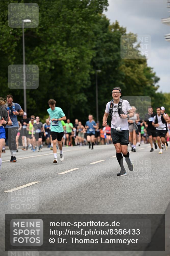 29.06.2025 - hella hamburg halbmarathon Dr. Thomas Lammeyer http://msf.ph/oto/8366433 29.06.2025 10:41:47 Kennedybrücke 1276, 1337, 1339, 1799, 1819, 2016, 2031, 2104, 2199, 2272, 2480, 2853, 4347, 4442, 4618, 4762, 5146, 5522, 5523, 5640, 5940, 6243, 6584, 6821, 6955, 7085, 7124, 7321, 7544, 8499, 8758, 8811, 8843, 8985, 9288, 10159, 10476, 10836, 10919 meine-sportfotos.de