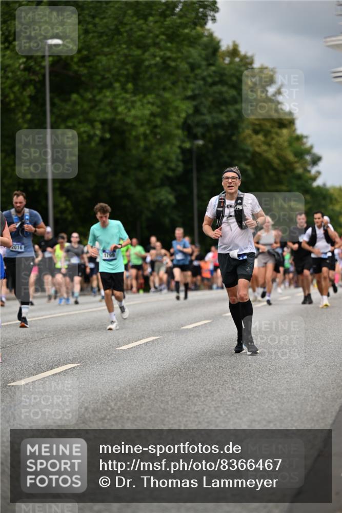 29.06.2025 - hella hamburg halbmarathon Dr. Thomas Lammeyer http://msf.ph/oto/8366467 29.06.2025 10:41:47 Kennedybrücke 1276, 1337, 1339, 1799, 1819, 2016, 2031, 2104, 2199, 2272, 2480, 2853, 4347, 4442, 4618, 4762, 5146, 5522, 5523, 5640, 5940, 6243, 6584, 6821, 6955, 7085, 7124, 7321, 7544, 8499, 8758, 8811, 8843, 8985, 9288, 10159, 10476, 10836, 10919 meine-sportfotos.de