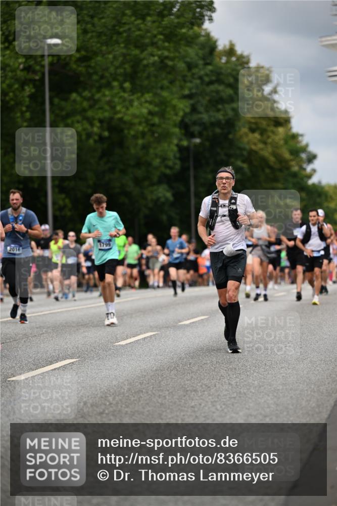 29.06.2025 - hella hamburg halbmarathon Dr. Thomas Lammeyer http://msf.ph/oto/8366505 29.06.2025 10:41:47 Kennedybrücke 1276, 1337, 1339, 1799, 1819, 2016, 2031, 2104, 2199, 2272, 2480, 2853, 4347, 4442, 4618, 4762, 5146, 5522, 5523, 5640, 5940, 6243, 6584, 6821, 6955, 7085, 7124, 7321, 7544, 8499, 8758, 8811, 8843, 8985, 9288, 10159, 10476, 10836, 10919 meine-sportfotos.de
