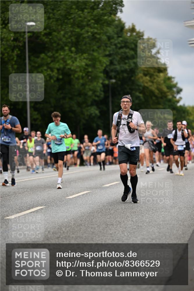 29.06.2025 - hella hamburg halbmarathon Dr. Thomas Lammeyer http://msf.ph/oto/8366529 29.06.2025 10:41:48 Kennedybrücke 1276, 1337, 1339, 1799, 1819, 2016, 2031, 2104, 2199, 2272, 2480, 2853, 4347, 4442, 4618, 4762, 5146, 5522, 5523, 5640, 5940, 6243, 6584, 6821, 6955, 7085, 7124, 7321, 7544, 8499, 8758, 8811, 8843, 8985, 9288, 9894, 10159, 10476, 10506, 10836, 10919 meine-sportfotos.de