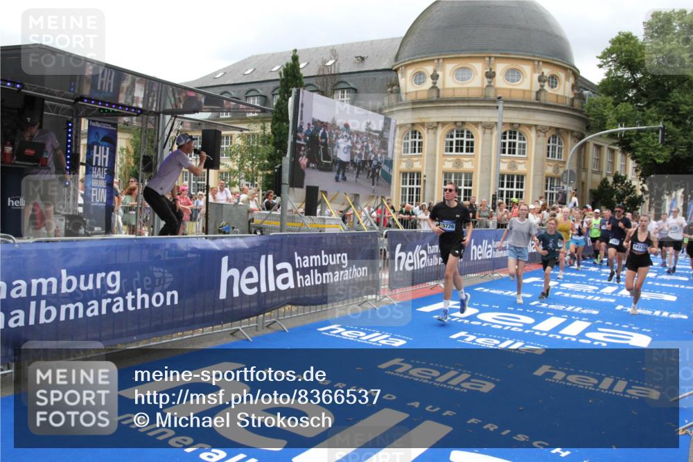 29.06.2025 - hella hamburg halbmarathon Michael Strokosch http://msf.ph/oto/8366537 29.06.2025 10:57:14 Ziel 1387, 1877, 4167, 4261, 4940, 9577, 9884, 11590, 11612, 13750, 14139, 14588, 15110, 15664, 15726, 17617, 17660, 17993, 18208, 19184 meine-sportfotos.de