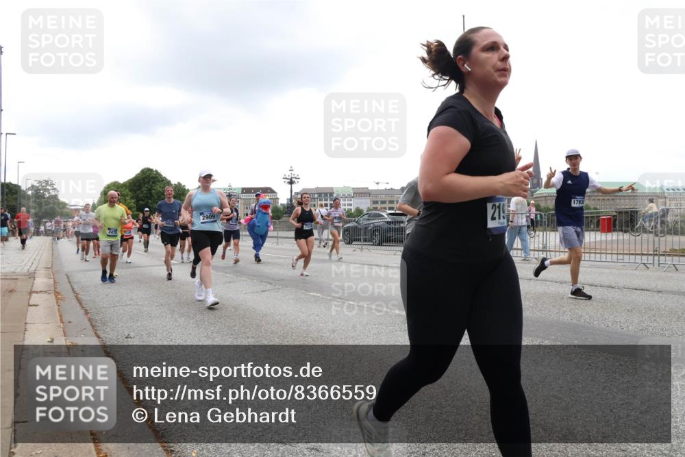 29.06.2025 - hella hamburg halbmarathon Lena Gebhardt http://msf.ph/oto/8366559 29.06.2025 10:48:36 Lombardsbrücke 2475, 54, 2909, 219, 17930, 1142, 1157, 1167, 1584, 1645, 2037, 2195, 2418, 2437, 2438, 2475, 2627, 2650, 2716, 2756, 2792, 2909, 2958, 3224, 3320, 3504, 3661, 3679, 3933, 4588, 5010, 5585, 5781, 5952, 6143, 7062, 7203, 7532, 7947, 7948, 8461, 8521, 8719, 8760, 8948, 9552, 9775, 9787, 9921, 10059, 10145, 10204, 10366, 10524, 10654, 10656, 11364, 11365, 11742, 13814, 13845, 15715, 16498, 16499, 16701 meine-sportfotos.de