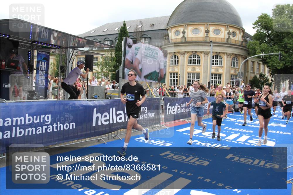 29.06.2025 - hella hamburg halbmarathon Michael Strokosch http://msf.ph/oto/8366581 29.06.2025 10:57:15 Ziel 1387, 1877, 2676, 4167, 4261, 4940, 9577, 9884, 10383, 11590, 11612, 13750, 14139, 15110, 15664, 15726, 17660, 17848, 17993, 18208, 19184 meine-sportfotos.de