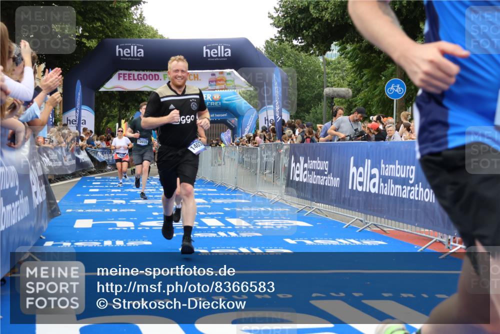 29.06.2025 - hella hamburg halbmarathon Strokosch-Dieckow http://msf.ph/oto/8366583 29.06.2025 10:50:20 Ziel 4127, 4247, 4933, 6795, 7930, 7932, 8899, 8921, 11455, 12035, 12624, 12949, 13609, 13690, 14034, 15620, 16000, 16242, 18394, 18499, 18811, 19040 meine-sportfotos.de
