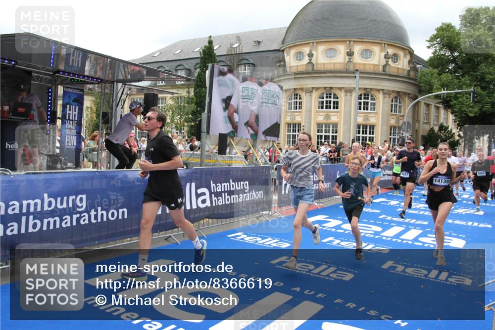29.06.2025 - hella hamburg halbmarathon Michael Strokosch http://msf.ph/oto/8366619 29.06.2025 10:57:15 Ziel 1387, 1877, 2676, 4167, 4261, 4940, 9577, 9884, 10383, 11590, 11612, 13750, 14139, 15110, 15664, 15726, 17660, 17848, 17993, 18208, 19184 meine-sportfotos.de