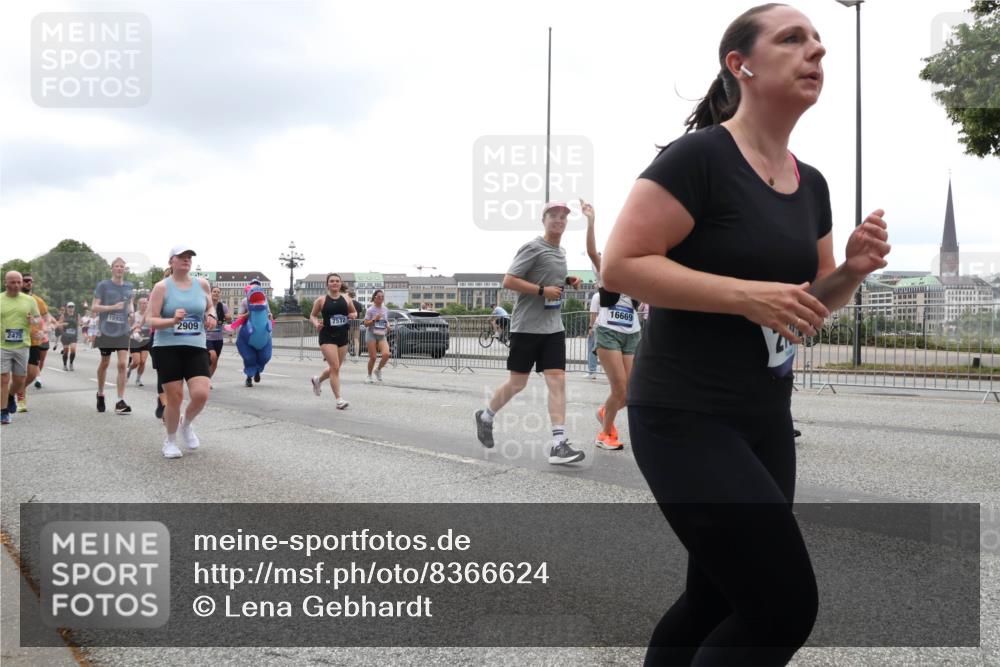 29.06.2025 - hella hamburg halbmarathon Lena Gebhardt http://msf.ph/oto/8366624 29.06.2025 10:48:37 Lombardsbrücke 2475, 16935, 16669, 7532, 2909, 1142, 1157, 1167, 1584, 1645, 2037, 2195, 2418, 2437, 2438, 2475, 2627, 2650, 2716, 2756, 2792, 2909, 2958, 3215, 3224, 3320, 3504, 3661, 3679, 3933, 4588, 5010, 5585, 5781, 5952, 6143, 6437, 7062, 7203, 7532, 7947, 7948, 8461, 8521, 8719, 8760, 8948, 9552, 9775, 9787, 9921, 10059, 10145, 10204, 10366, 10524, 10654, 10656, 11364, 11365, 11742, 13814, 13845, 15715, 16498, 16499, 16701 meine-sportfotos.de