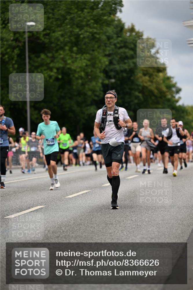 29.06.2025 - hella hamburg halbmarathon Dr. Thomas Lammeyer http://msf.ph/oto/8366626 29.06.2025 10:41:48 Kennedybrücke 1276, 1337, 1339, 1799, 1819, 2016, 2031, 2104, 2199, 2272, 2480, 2853, 4347, 4442, 4618, 4762, 5146, 5522, 5523, 5640, 5940, 6243, 6584, 6821, 6955, 7085, 7124, 7321, 7544, 8499, 8758, 8811, 8843, 8985, 9288, 9894, 10159, 10476, 10506, 10836, 10919 meine-sportfotos.de