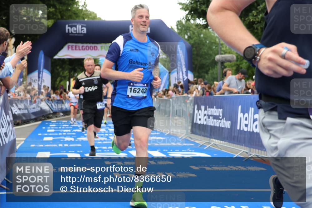 29.06.2025 - hella hamburg halbmarathon Strokosch-Dieckow http://msf.ph/oto/8366650 29.06.2025 10:50:19 Ziel 4247, 4933, 6795, 7930, 7932, 8899, 8921, 10371, 12035, 12624, 12949, 13609, 13690, 14034, 15620, 16000, 16242, 18394, 18499, 18811, 19040 meine-sportfotos.de