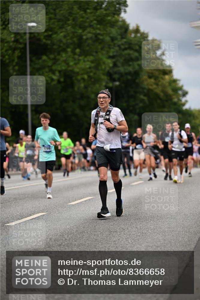 29.06.2025 - hella hamburg halbmarathon Dr. Thomas Lammeyer http://msf.ph/oto/8366658 29.06.2025 10:41:48 Kennedybrücke 1276, 1337, 1339, 1799, 1819, 2016, 2031, 2104, 2199, 2272, 2480, 2853, 4347, 4442, 4618, 4762, 5146, 5522, 5523, 5640, 5940, 6243, 6584, 6821, 6955, 7085, 7124, 7321, 7544, 8499, 8758, 8811, 8843, 8985, 9288, 9894, 10159, 10476, 10506, 10836, 10919 meine-sportfotos.de