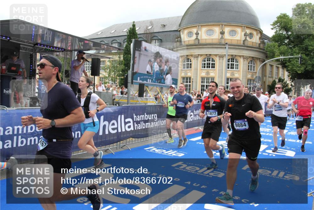 29.06.2025 - hella hamburg halbmarathon Michael Strokosch http://msf.ph/oto/8366702 29.06.2025 10:57:18 Ziel 1387, 1877, 2417, 2676, 4167, 4940, 8585, 9577, 9884, 9934, 10383, 11590, 11612, 12014, 13750, 14139, 15110, 15229, 15664, 16625, 17660, 17779, 17848, 17993, 19184 meine-sportfotos.de
