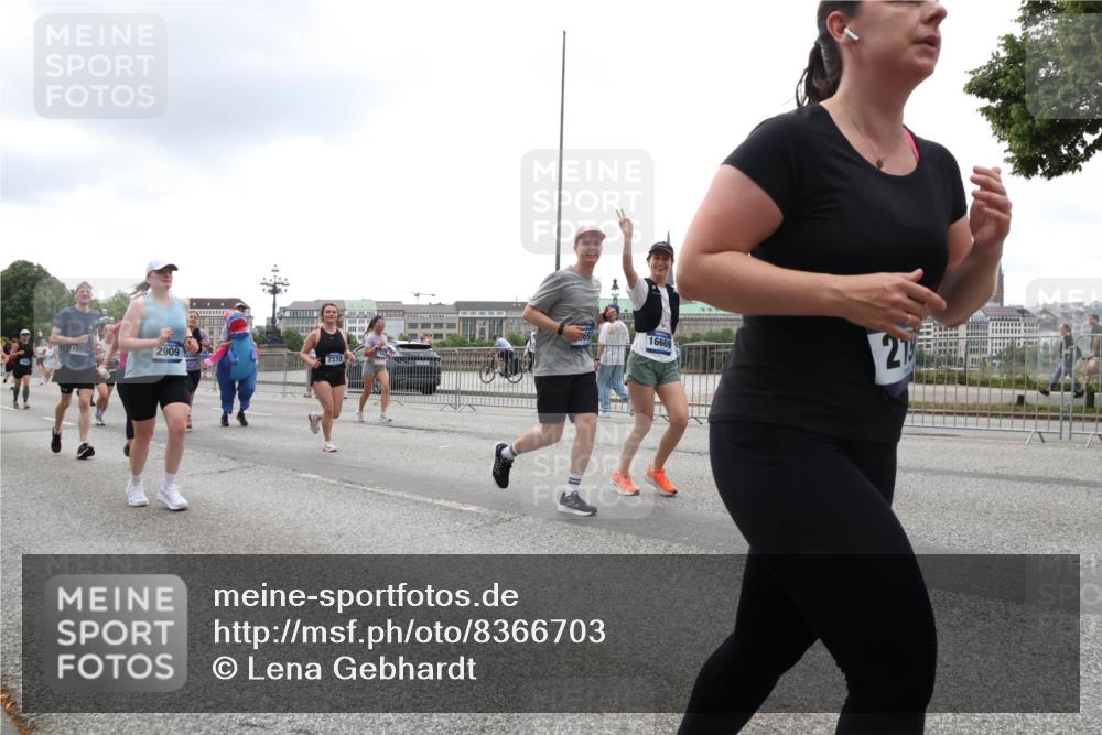 29.06.2025 - hella hamburg halbmarathon Lena Gebhardt http://msf.ph/oto/8366703 29.06.2025 10:48:37 Lombardsbrücke 16669, 16935, 2909, 7532, 27, 1142, 1157, 1167, 1584, 1645, 2037, 2195, 2418, 2437, 2438, 2475, 2627, 2650, 2716, 2756, 2792, 2909, 2958, 3215, 3224, 3320, 3504, 3661, 3679, 3933, 4588, 5010, 5585, 5781, 5952, 6143, 6437, 7062, 7203, 7532, 7947, 7948, 8461, 8521, 8719, 8760, 8948, 9552, 9775, 9787, 9921, 10059, 10145, 10204, 10366, 10524, 10654, 10656, 11364, 11365, 11742, 13814, 13845, 15715, 16498, 16499, 16701 meine-sportfotos.de