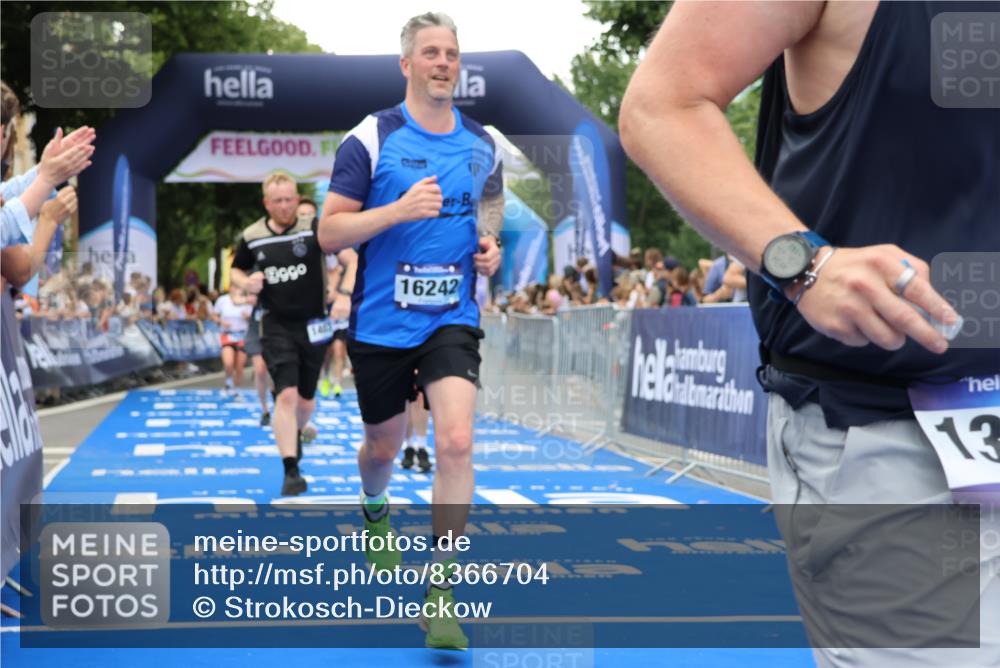 29.06.2025 - hella hamburg halbmarathon Strokosch-Dieckow http://msf.ph/oto/8366704 29.06.2025 10:50:19 Ziel 4247, 4933, 6795, 7930, 7932, 8899, 8921, 10371, 12035, 12624, 12949, 13609, 13690, 14034, 15620, 16000, 16242, 18394, 18499, 18811, 19040 meine-sportfotos.de