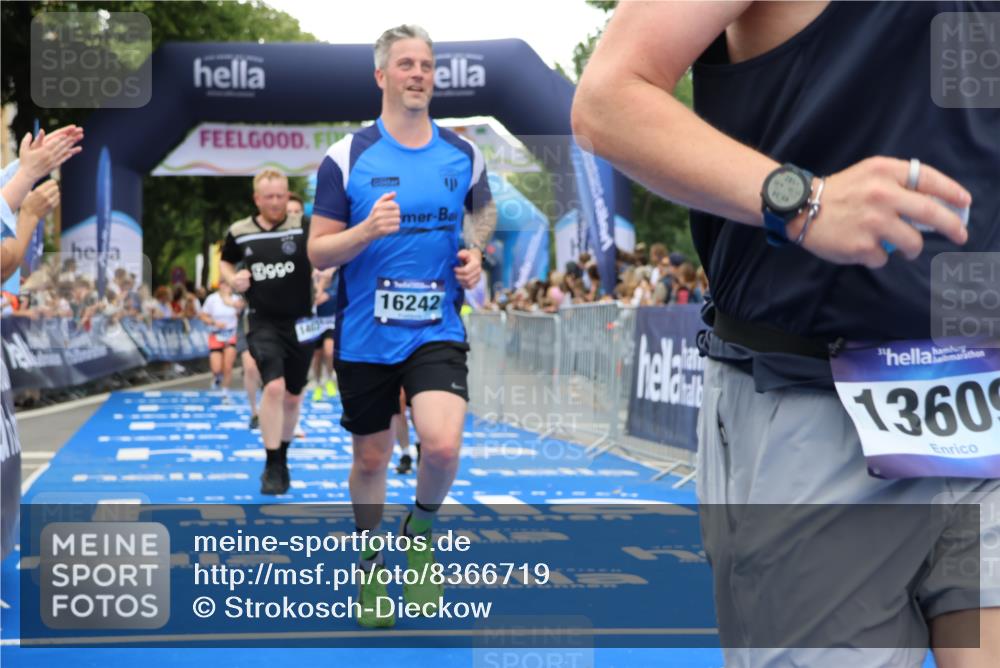 29.06.2025 - hella hamburg halbmarathon Strokosch-Dieckow http://msf.ph/oto/8366719 29.06.2025 10:50:19 Ziel 4247, 4933, 6795, 7930, 7932, 8899, 8921, 10371, 12035, 12624, 12949, 13609, 13690, 14034, 15620, 16000, 16242, 18394, 18499, 18811, 19040 meine-sportfotos.de