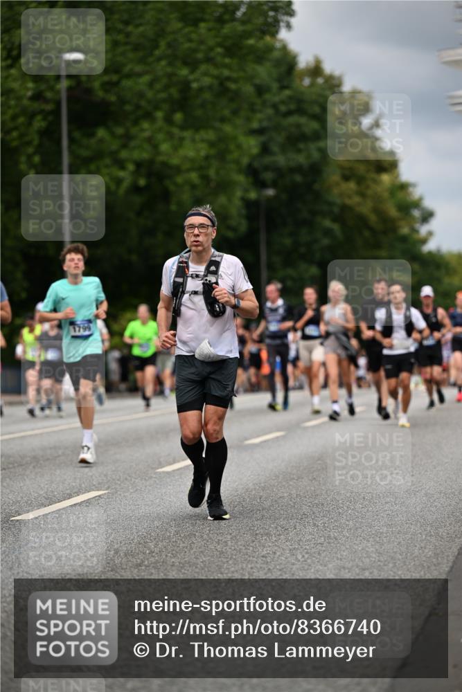 29.06.2025 - hella hamburg halbmarathon Dr. Thomas Lammeyer http://msf.ph/oto/8366740 29.06.2025 10:41:49 Kennedybrücke 1337, 1339, 1799, 1819, 2016, 2031, 2104, 2272, 2480, 2853, 4347, 4442, 4618, 4762, 5146, 5522, 5523, 5640, 5940, 6243, 6584, 6821, 6955, 7085, 7124, 7321, 7544, 8499, 8758, 8811, 8843, 8985, 9288, 9894, 10159, 10476, 10506, 10836, 10919 meine-sportfotos.de