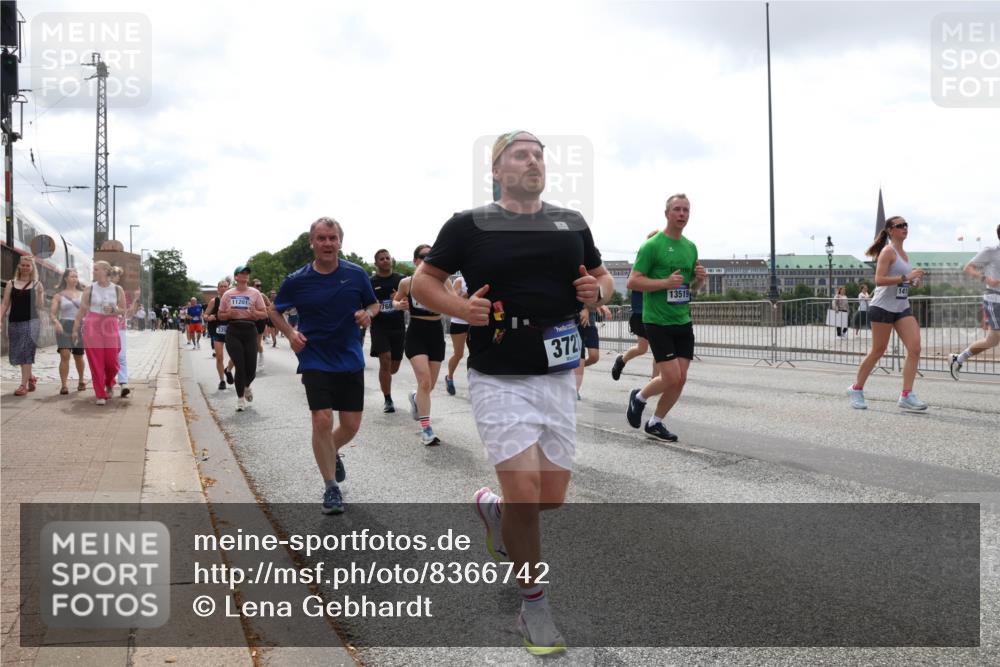 29.06.2025 - hella hamburg halbmarathon Lena Gebhardt http://msf.ph/oto/8366742 29.06.2025 10:39:30 Lombardsbrücke 11201, 372, 13519, 1760, 1856, 1883, 2092, 2571, 2574, 2578, 2843, 2893, 2976, 2998, 3046, 3275, 3353, 3727, 3745, 4298, 4410, 4523, 4603, 4609, 4659, 4752, 4855, 4882, 5045, 5701, 6112, 6321, 6342, 6343, 6427, 6428, 6611, 6719, 6726, 6739, 6748, 7053, 7125, 7199, 7341, 7429, 7501, 7506, 7524, 7589, 7684, 7815, 8203, 8243, 8457, 8995, 9393, 9420, 9446, 9569, 9698, 9747, 9777, 9974, 9977, 10001, 10072, 10315, 10441, 10512, 10516 meine-sportfotos.de