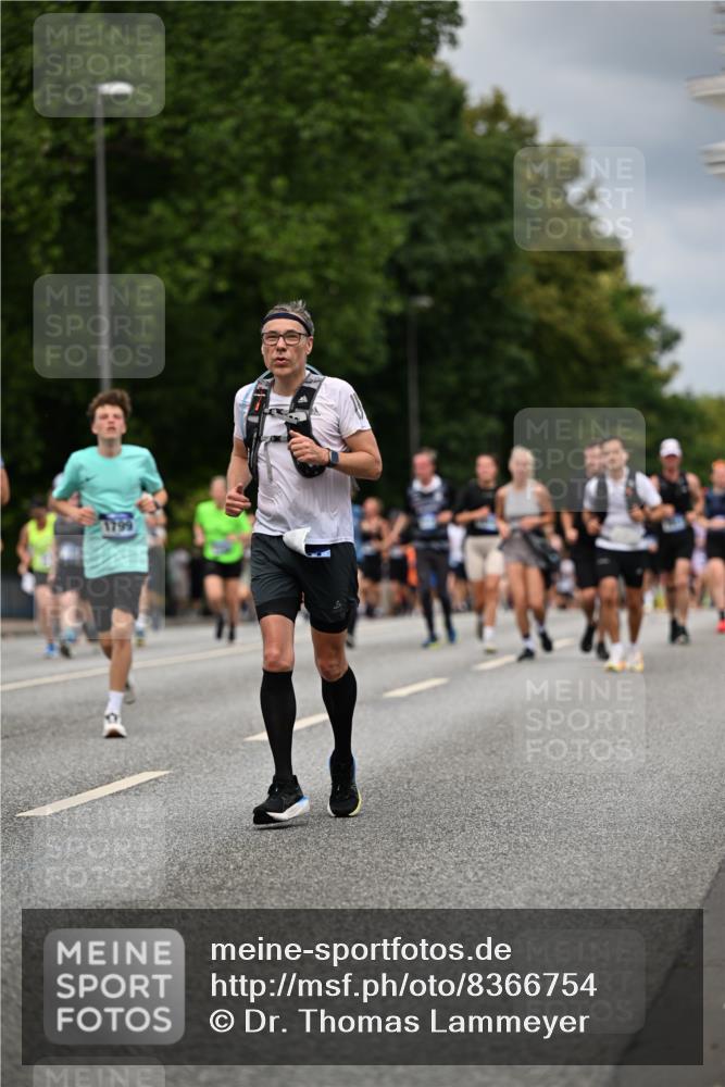 29.06.2025 - hella hamburg halbmarathon Dr. Thomas Lammeyer http://msf.ph/oto/8366754 29.06.2025 10:41:49 Kennedybrücke 1337, 1339, 1799, 1819, 2016, 2031, 2104, 2272, 2480, 2853, 4347, 4442, 4618, 4762, 5146, 5522, 5523, 5640, 5940, 6243, 6584, 6821, 6955, 7085, 7124, 7321, 7544, 8499, 8758, 8811, 8843, 8985, 9288, 9894, 10159, 10476, 10506, 10836, 10919 meine-sportfotos.de