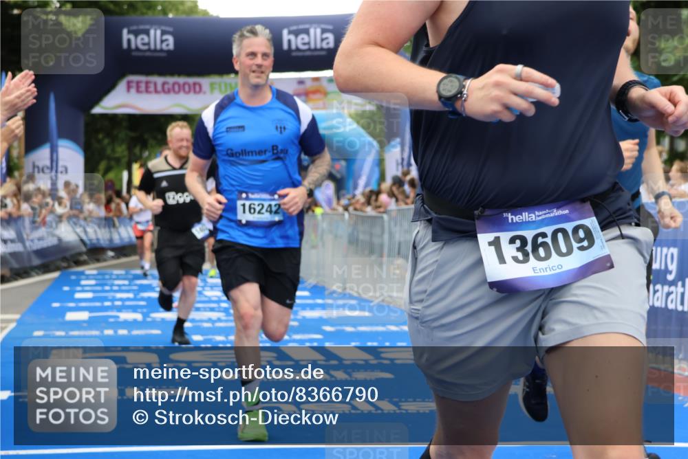 29.06.2025 - hella hamburg halbmarathon Strokosch-Dieckow http://msf.ph/oto/8366790 29.06.2025 10:50:19 Ziel 4247, 4933, 6795, 7930, 7932, 8899, 8921, 10371, 12035, 12624, 12949, 13609, 13690, 14034, 15620, 16000, 16242, 18394, 18499, 18811, 19040 meine-sportfotos.de