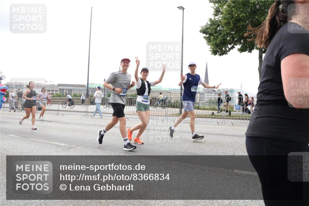 29.06.2025 - hella hamburg halbmarathon Lena Gebhardt http://msf.ph/oto/8366834 29.06.2025 10:48:37 Lombardsbrücke 1669, 16669, 1793, 1142, 1157, 1167, 1584, 1645, 2037, 2195, 2418, 2437, 2438, 2475, 2627, 2650, 2716, 2756, 2792, 2909, 2958, 3215, 3224, 3320, 3504, 3661, 3679, 3933, 4588, 5010, 5585, 5781, 5952, 6143, 6437, 7062, 7203, 7532, 7947, 7948, 8461, 8521, 8719, 8760, 8948, 9552, 9775, 9787, 9921, 10059, 10145, 10204, 10366, 10524, 10654, 10656, 11364, 11365, 11742, 13814, 13845, 15715, 16498, 16499, 16701 meine-sportfotos.de