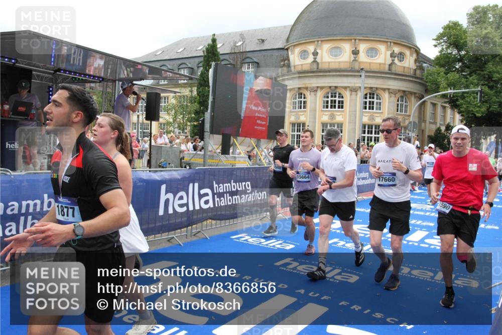 29.06.2025 - hella hamburg halbmarathon Michael Strokosch http://msf.ph/oto/8366856 29.06.2025 10:57:19 Ziel 1387, 1877, 2417, 2676, 4167, 4940, 8585, 9450, 9577, 9884, 9934, 10383, 11590, 11612, 12014, 12590, 13750, 15110, 15229, 15664, 16625, 17660, 17779, 17848, 17993, 19184 meine-sportfotos.de