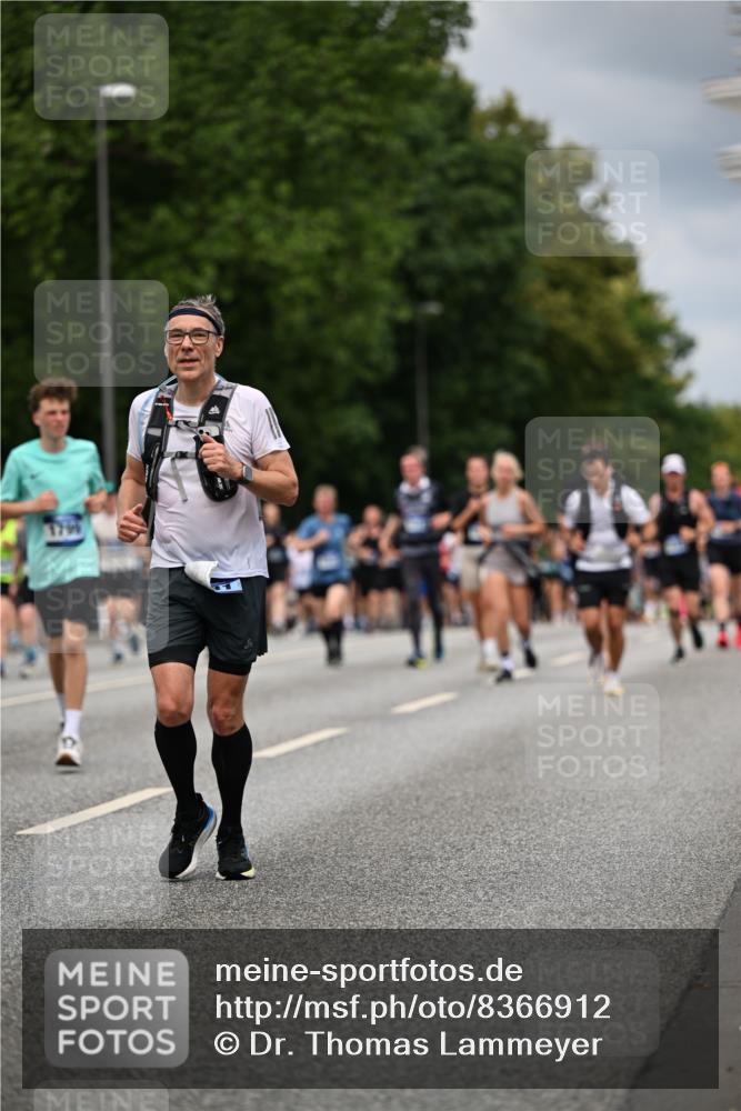 29.06.2025 - hella hamburg halbmarathon Dr. Thomas Lammeyer http://msf.ph/oto/8366912 29.06.2025 10:41:50 Kennedybrücke 1337, 1339, 1475, 1799, 1819, 2016, 2031, 2104, 2272, 2480, 2853, 4347, 4442, 4618, 4762, 5522, 5523, 5640, 5940, 6243, 6821, 6955, 7085, 7124, 7321, 7544, 8499, 8758, 8811, 8843, 8985, 9288, 9894, 10159, 10506, 10836, 10919 meine-sportfotos.de