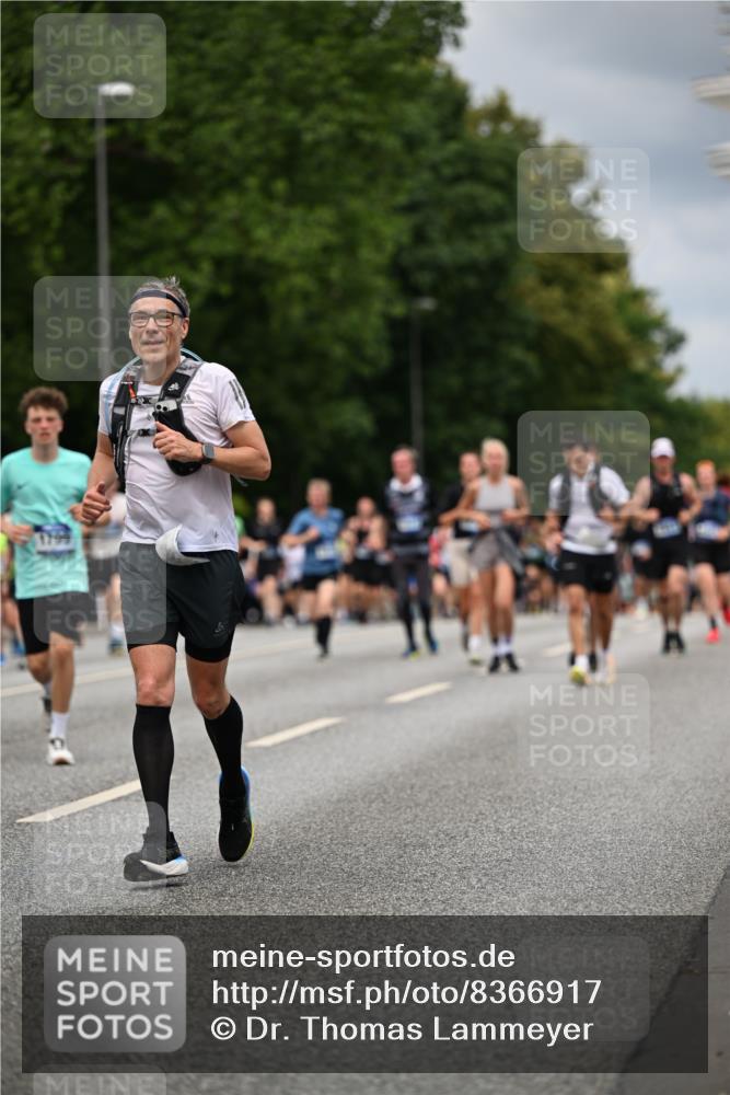 29.06.2025 - hella hamburg halbmarathon Dr. Thomas Lammeyer http://msf.ph/oto/8366917 29.06.2025 10:41:50 Kennedybrücke 1337, 1339, 1475, 1799, 1819, 2016, 2031, 2104, 2272, 2480, 2853, 4347, 4442, 4618, 4762, 5522, 5523, 5640, 5940, 6243, 6821, 6955, 7085, 7124, 7321, 7544, 8499, 8758, 8811, 8843, 8985, 9288, 9894, 10159, 10506, 10836, 10919 meine-sportfotos.de