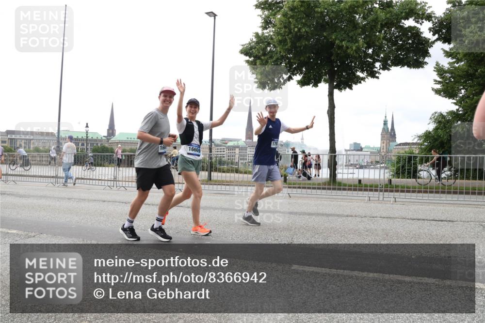 29.06.2025 - hella hamburg halbmarathon Lena Gebhardt http://msf.ph/oto/8366942 29.06.2025 10:48:37 Lombardsbrücke 166, 16669, 1142, 1157, 1167, 1584, 1645, 2037, 2195, 2418, 2437, 2438, 2475, 2627, 2650, 2716, 2756, 2792, 2909, 2958, 3215, 3224, 3320, 3504, 3661, 3679, 3933, 4588, 5010, 5585, 5781, 5952, 6143, 6437, 7062, 7203, 7532, 7947, 7948, 8461, 8521, 8719, 8760, 8948, 9552, 9775, 9787, 9921, 10059, 10145, 10204, 10366, 10524, 10654, 10656, 11364, 11365, 11742, 13814, 13845, 15715, 16498, 16499, 16701 meine-sportfotos.de