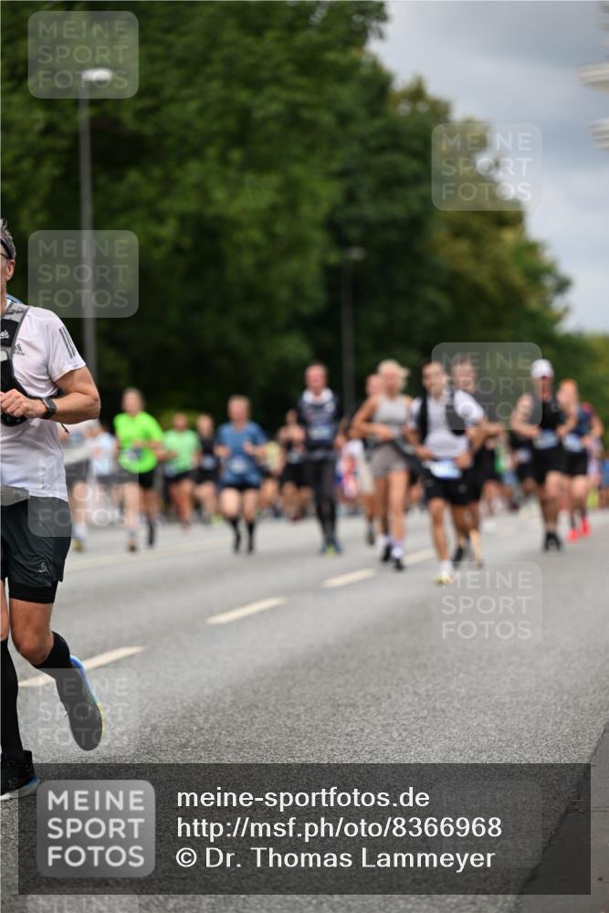 29.06.2025 - hella hamburg halbmarathon Dr. Thomas Lammeyer http://msf.ph/oto/8366968 29.06.2025 10:41:51 Kennedybrücke 1337, 1339, 1475, 1799, 1819, 2016, 2031, 2104, 2272, 2480, 2853, 4347, 4442, 4618, 4762, 5522, 5523, 5640, 5940, 6243, 6821, 6955, 7085, 7124, 7321, 7544, 8499, 8758, 8811, 8843, 8985, 9288, 9894, 10159, 10506, 10836, 10919 meine-sportfotos.de