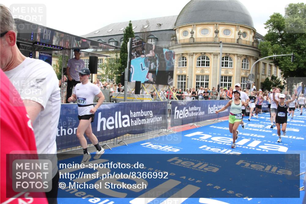 29.06.2025 - hella hamburg halbmarathon Michael Strokosch http://msf.ph/oto/8366992 29.06.2025 10:57:20 Ziel 1387, 1877, 2417, 2676, 4167, 4940, 8585, 9450, 9577, 9884, 9934, 10383, 11590, 11612, 12014, 12590, 13664, 13750, 15110, 15229, 15664, 16625, 17660, 17779, 17848, 17993, 19184 meine-sportfotos.de