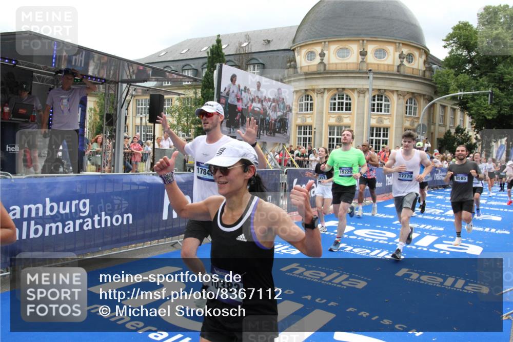 29.06.2025 - hella hamburg halbmarathon Michael Strokosch http://msf.ph/oto/8367112 29.06.2025 10:57:22 Ziel 2417, 2676, 4940, 5926, 6272, 8585, 9450, 9577, 9934, 10383, 11590, 12014, 12590, 13664, 15229, 15664, 16625, 17660, 17779, 17848, 17993 meine-sportfotos.de